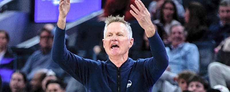 Golden State Warriors Dealt Another Injury Blow as Key Center Heads to Locker Room With Leg Issue 