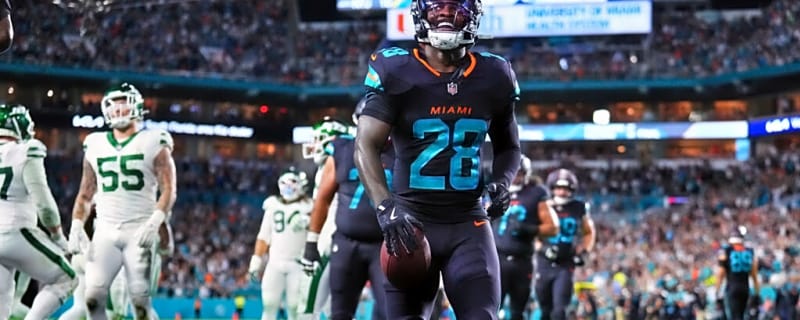 New Dolphins Coach Accidentally Spills The Beans On De’Von Achane’s Secret Injury That’s Suddenly a Big Concern