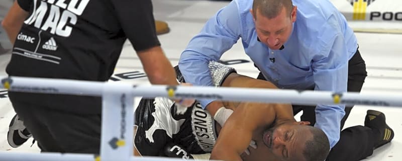 Roy Jones Jr. got knocked out cold by former world champion who gave the legend an incredible sign of respect