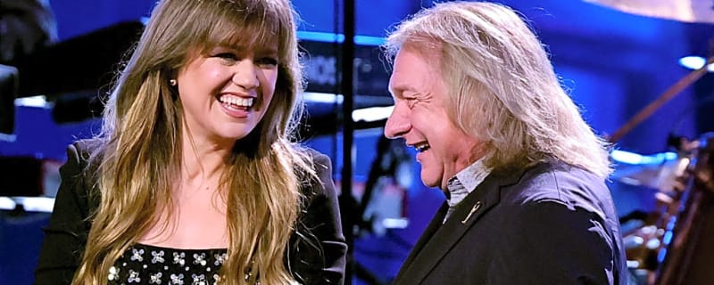 Kelly Clarkson Recalls Epic Response to Manager Who Told Her to Get Boob Job