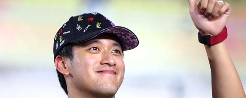 Zhou Guanyu reacts to Cadillac gifting him a pair of unreleased Kobe Bryant sneakers