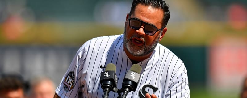 MLB Analyst Breaks Down In Tears On Live TV After Receiving Emotional News 