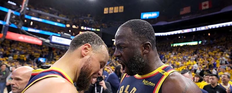 Stephen Curry looked frustrated seeing Draymond Green crash out during Golden State Warriors timeout