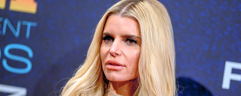 Jessica Simpson&#39;s Corset Dress Slips Mid-Performance on &#39;Today&#39; Show