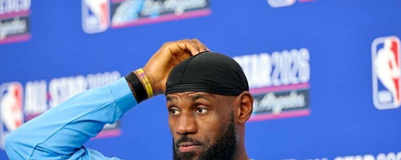 LeBron James faces bizarre golf moment as alligator sneaks up on him