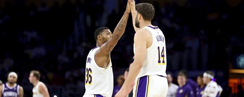 ‘Unselfish and Selfless’ Lakers Center Making Case to Stick Around