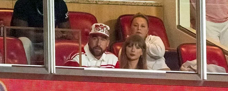 Taylor Swift Dropped Serious Cash on Stadium Staff at Christmas and Honestly, We Stan