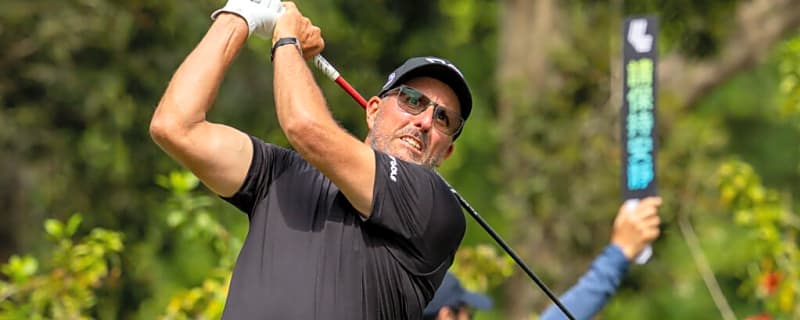 How Phil Mickelson says amateurs can gain yards off the tee with leg technique