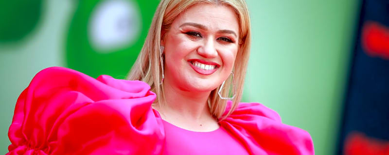 Kelly Clarkson Remembers Dolly Parton as a 'Beautiful Soul' Who 'Paved the Way' for Women