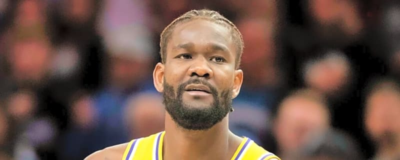 Deandre Ayton’s Interesting Reaction While LeBron James Is Down in Pain Goes Viral