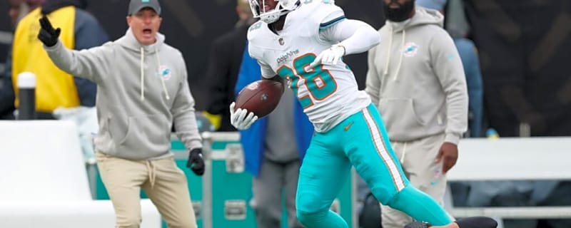 De’Von Achane Injury Update: Star RB’s Status Revealed After Hurting Rib