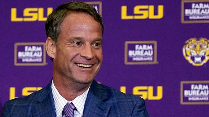 Lane Kiffin reacts to seeing himself on satirical Mardi Gras parade float
