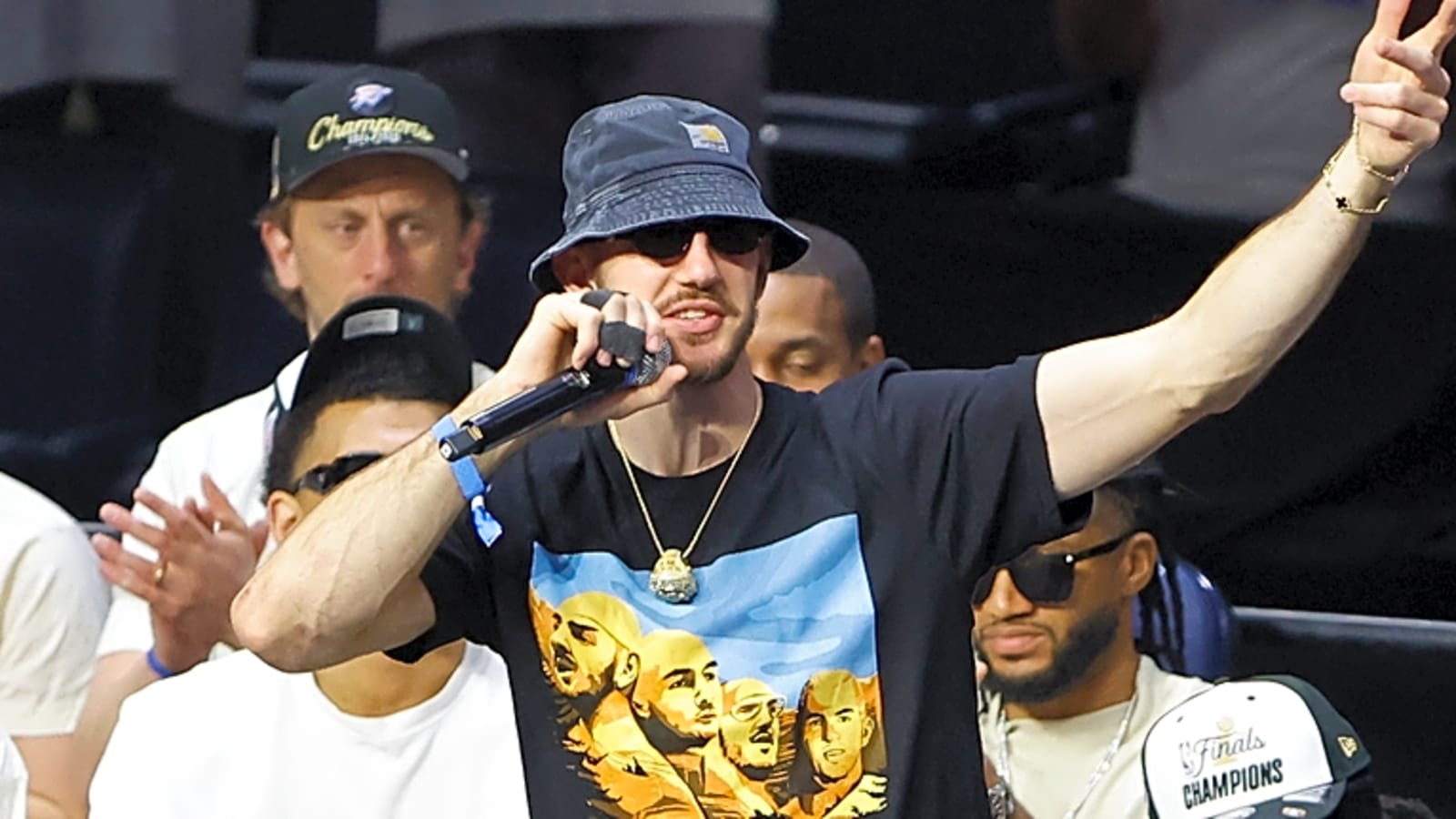 Alex Caruso wore hilarious T-shirt to Thunder championship parade