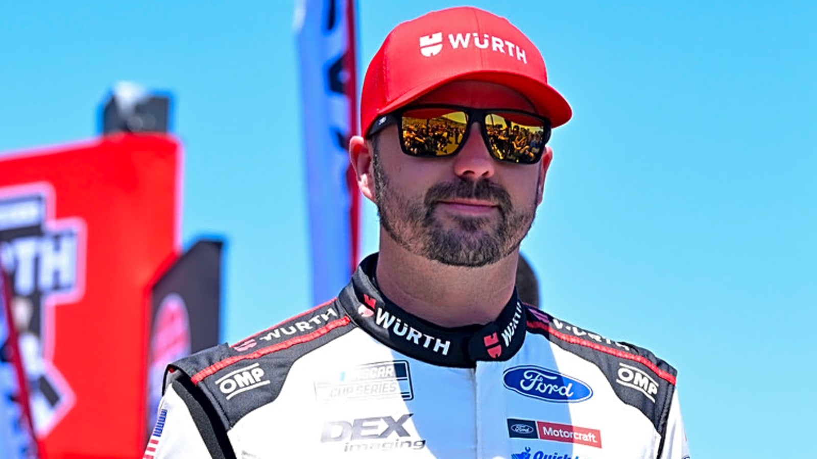 Leader of NASCAR race at Texas crashes trying to pass lapped car