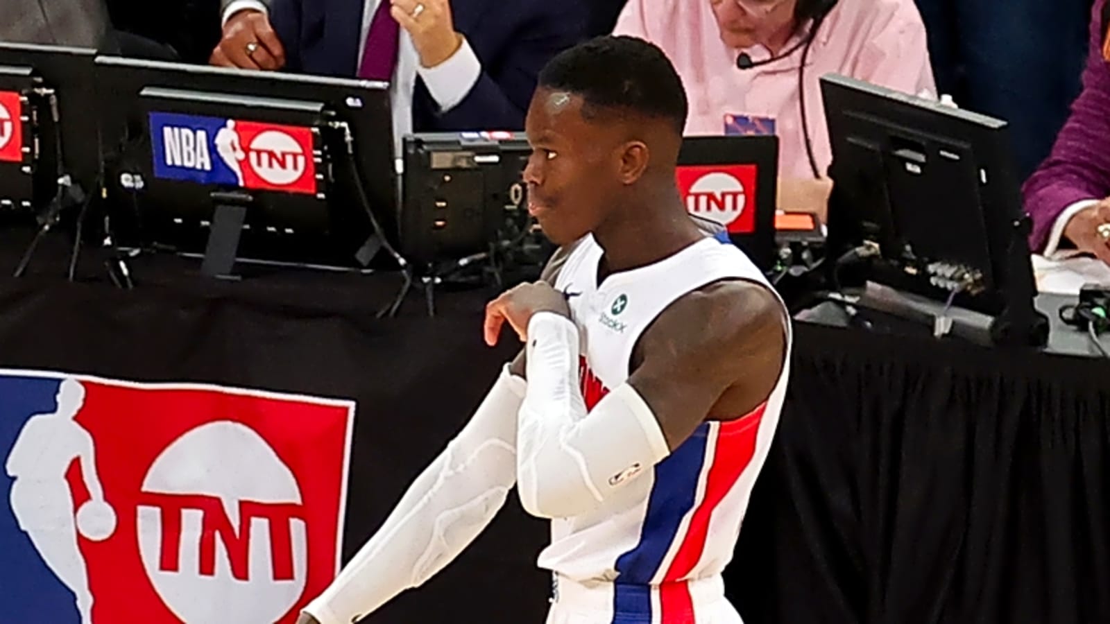 Watch: Pistons' Schroder hits go-ahead three against Knicks