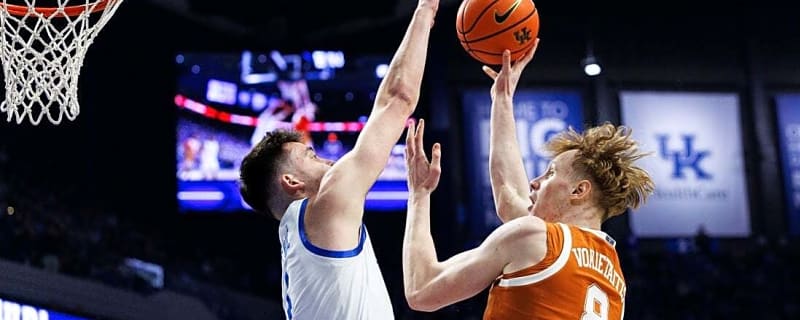 Kentucky fends off Texas, stretches winning streak to 4