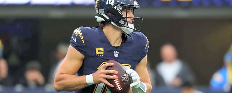 Chargers QB Justin Herbert breaks bone in non-throwing hand vs. Raiders