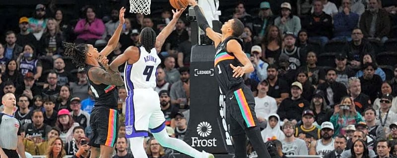 Spurs hand woeful Kings their 16th straight loss