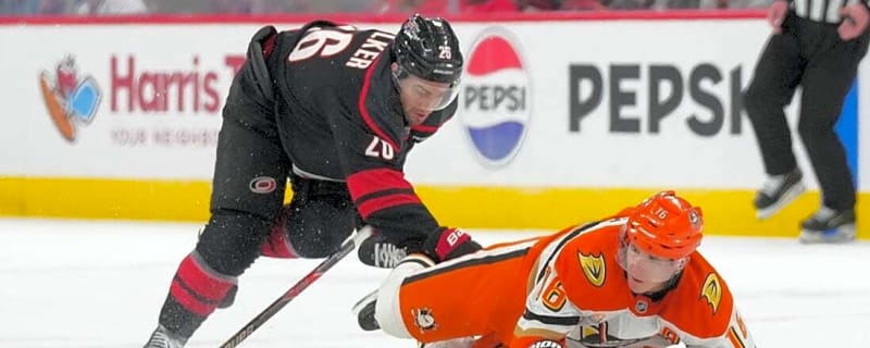 Hurricanes pull away, deliver Ducks' eighth straight loss