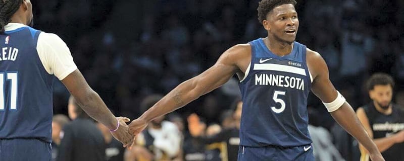 Wolves grab big lead, fend off Wizards&#39; comeback bid