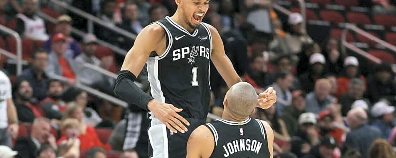 Spurs dominate second half to storm back, top Rockets