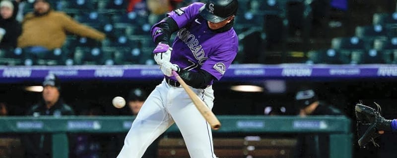Rockies hang on to beat Rangers