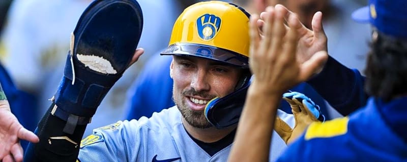 Brewers find a way, beat Reds in 11 for franchise-record 14th straight win