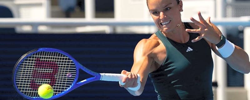 Maria Sakkari upsets No. 1 seed Iga Swiatek in Doha QFs