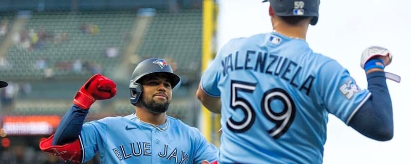 Surprise HR by Jonatan Clase propels Jays past Giants