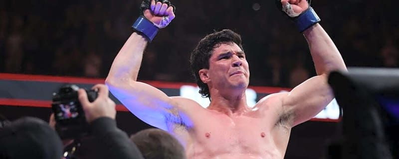 Canada's Mike Malott protects home turf with TKO vs. Joaquin Buckley
