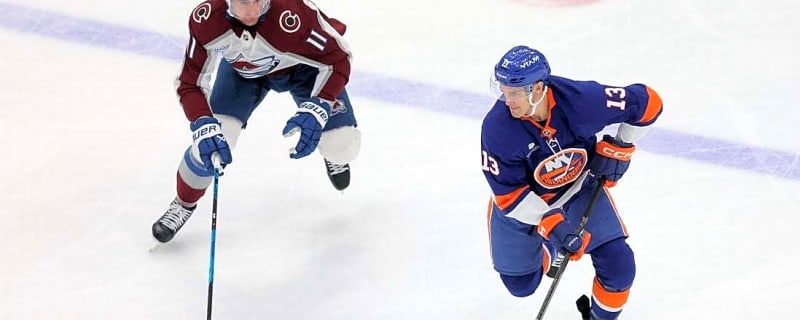 Islanders pile up goals to halt Avalanche&#39;s 17-game point streak