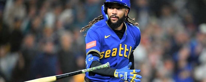 Mariners squander 9th-inning lead, rally past D-backs in 10th