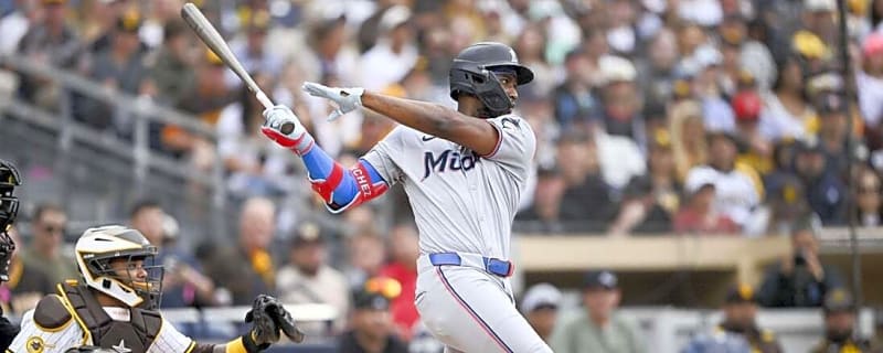 11th-inning wild pitch sends Padres past Marlins