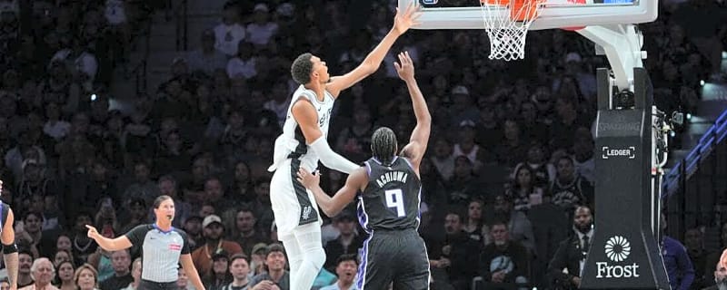 Spurs nearly flawless in 80-point first half, keep Kings winless