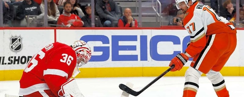 Alex DeBrincat&#39;s 3-point night powers Red Wings past Ducks