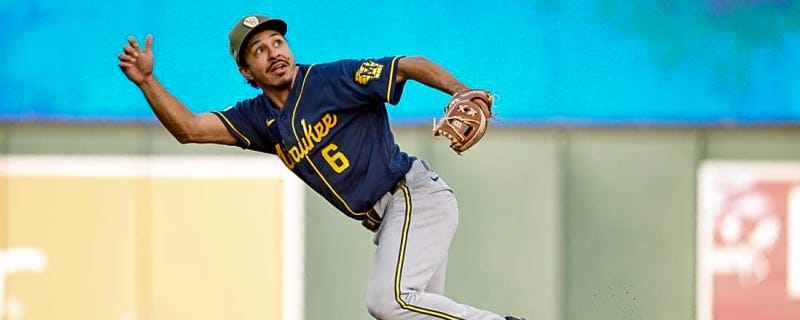 Brewers rally on controversial call to edge Twins