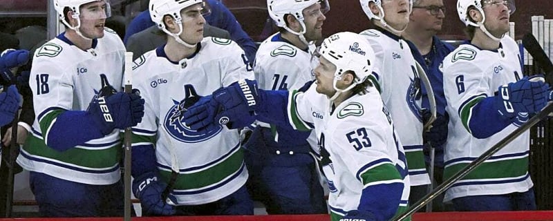 Canucks snap 7-game skid with 3rd-period surge past Blackhawks