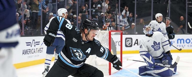 Mammoth hold off Maple Leafs' third-period rally