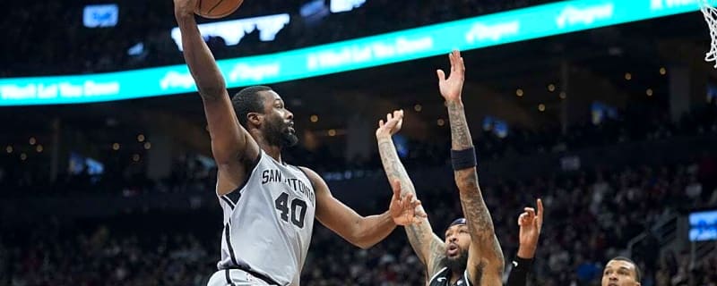 4th-quarter rally sends Spurs past Raptors for 10th straight win