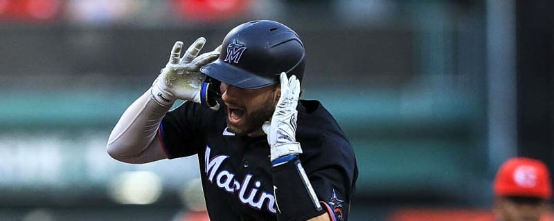 Marlins ride 4-run eighth to comeback win over Reds