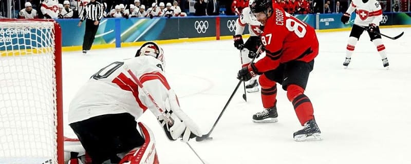 Team Canada captain Sidney Crosby (leg) leaves game vs. Czechs