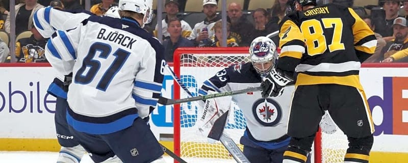 Jets ride 3-goal third period to victory over Penguins