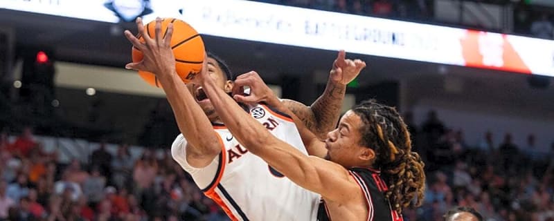 No. 1 Houston holds on, hands No. 22 Auburn first loss