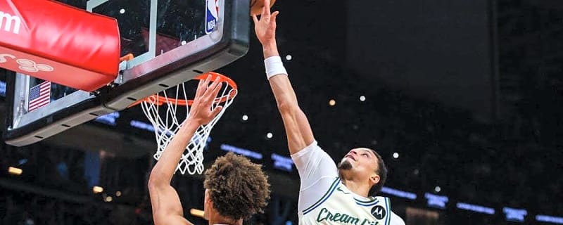 Bucks relinquish 23-point lead, recover to edge Hawks