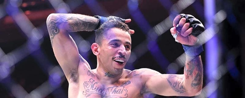 Carlos Prates punishes Jack Della Maddalena in Perth