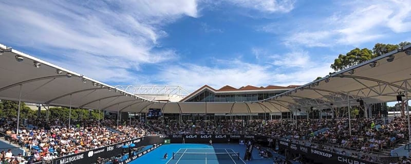 Zeynep Sonmez helps fainting ball girl at Australian Open