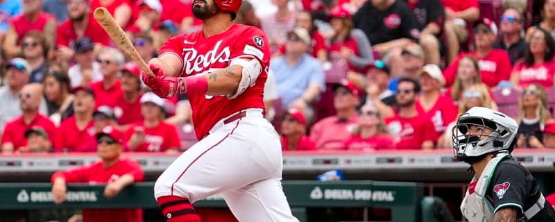 Reds put on offensive show to rout Diamondbacks