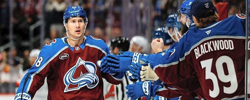 Avalanche F Martin Necas signs 8-year extension