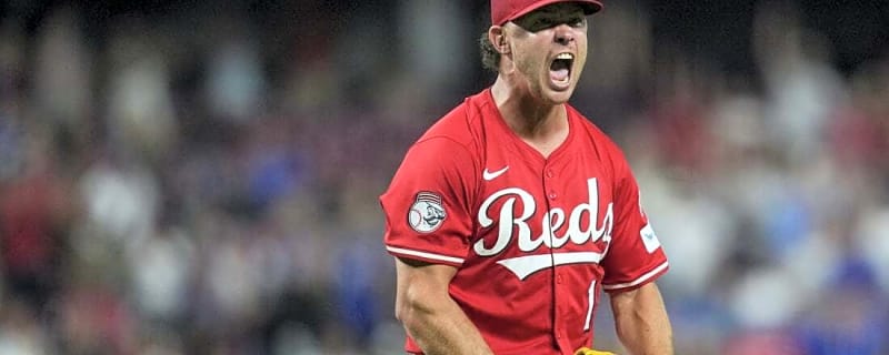 One game out of wild-card spot, Reds seek sweep of Cubs