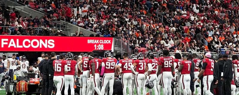 Falcons rookie LB Kendal Daniels carted off after tackle vs. Bears